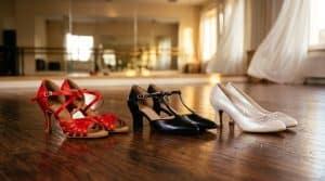Trois paires de chaussures de danse sur parquet studio